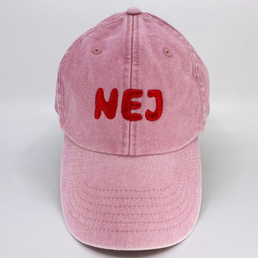 Rosa keps med broderad text NEJ, Skaperian